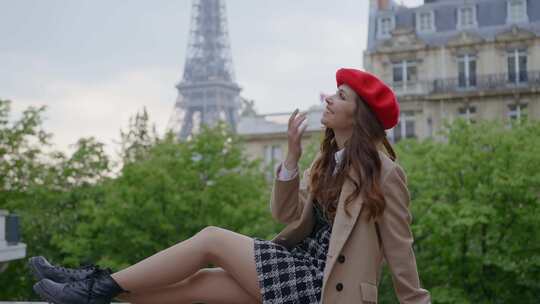 年轻女人在巴黎的美好时光