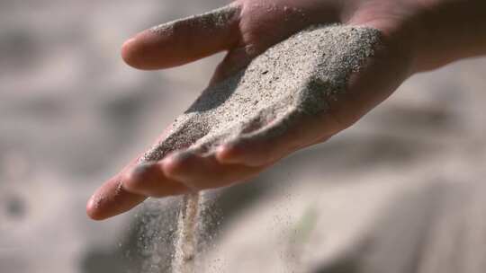 沙子从手中滑落特写