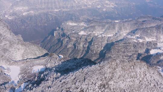 4k航拍恩施雪山雾凇峡谷风光