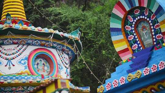 山坡上的寺院建筑