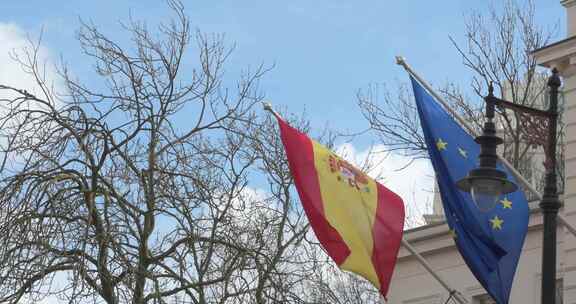 英国伦敦贝尔格莱维亚的西班牙和欧洲旗帜