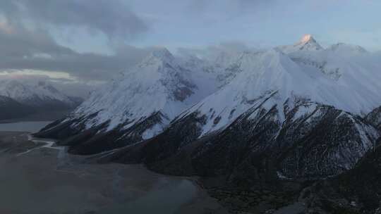 西藏昌都然乌湖来古雪山冰湖高空航拍