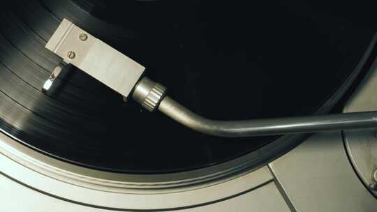 一张乙烯基唱片在留声机音乐播放器中旋转并播放视频素材模板下载