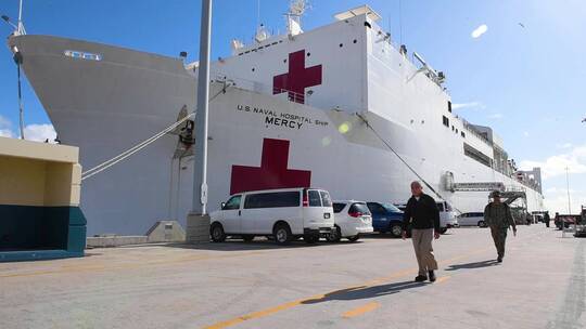 疫情时医院船停靠在码头