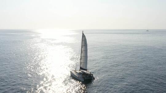 海上波光粼粼的帆船航拍