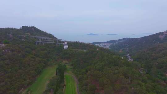 厦门山林中的独特建筑与蜿蜒小径航拍全景