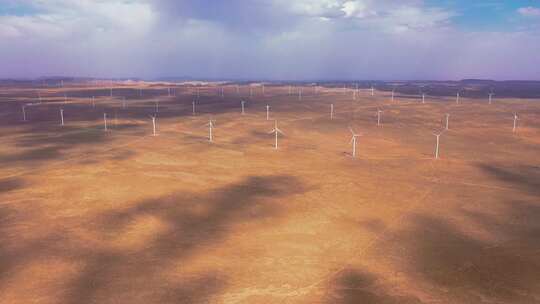 4k阿拉善沙漠中的风车风力发电航拍