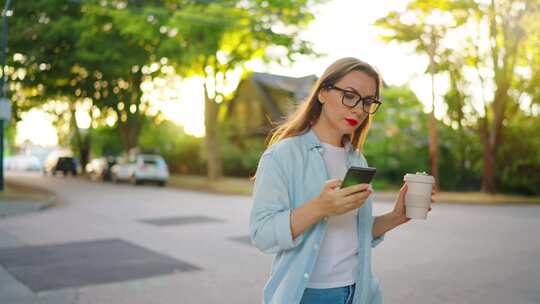 拿着智能手机的女人正在经历社区的慢动作