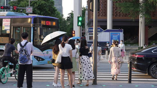 深圳街头行人过马路