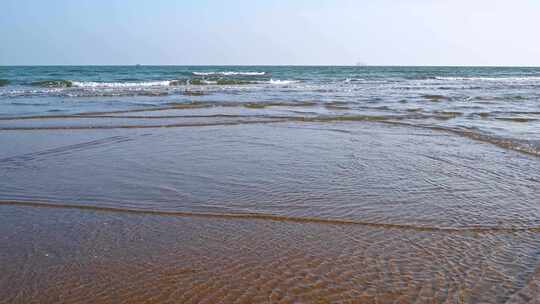 蓝色海滩与海浪