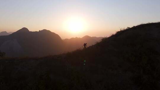 徒步登山户外运动成功登顶