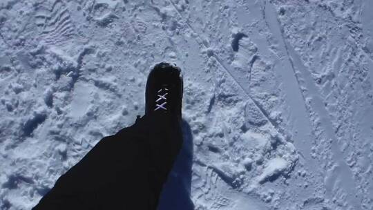 在雪地上行走的人视频素材模板下载