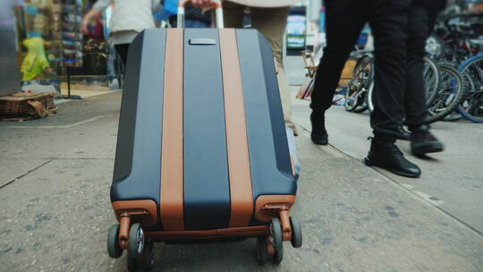 旅客拉着行李箱视频素材模板下载