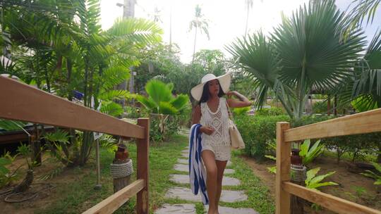 女人在菲律宾度假村行走 