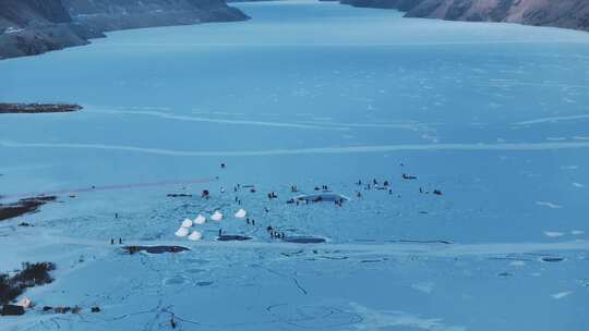 新疆昭苏玉湖冰面雪山峡谷航拍风景