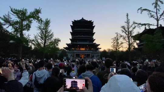 济南大明湖景区超然楼广场，游客聚集拍照视频素材模板下载