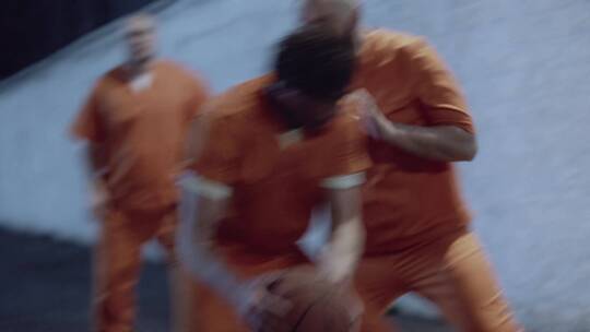 监狱里的囚犯们在打篮球