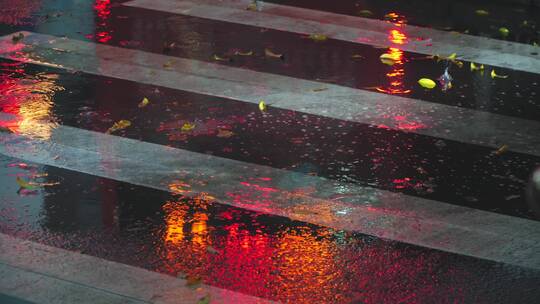 雨天傍晚夜景街道下班高峰期城市车流