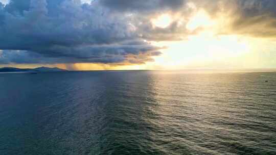 海边观海的人欣赏壮丽的海上日出景色