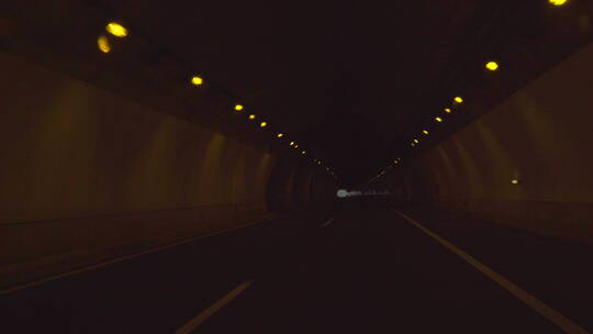 欧洲公路 车在隧道中行驶 隧道弯道 出隧道
