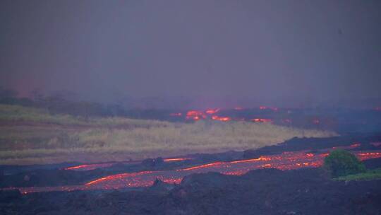 航拍夏威夷大岛上的基拉韦厄火山爆发出巨大的熔岩流