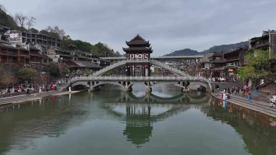 凤凰古镇特色风雨桥全景