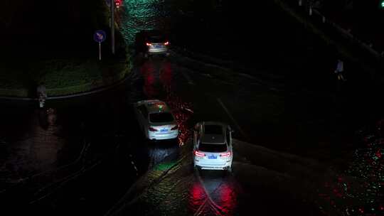 城市暴雨后道路积水夜间行车横移2