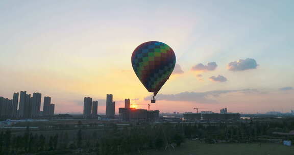 武汉滑翔伞基地航拍热气球夕阳