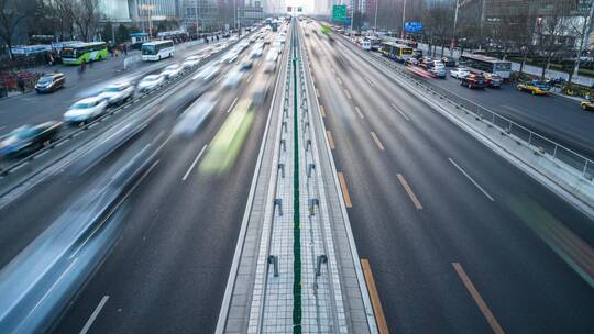 北京城市天际线与高速公路车流