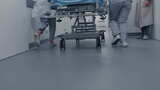 医生推着病人奔跑 抢救病人高清在线视频素材下载