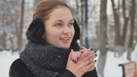 女子在雪地里搓手取暖