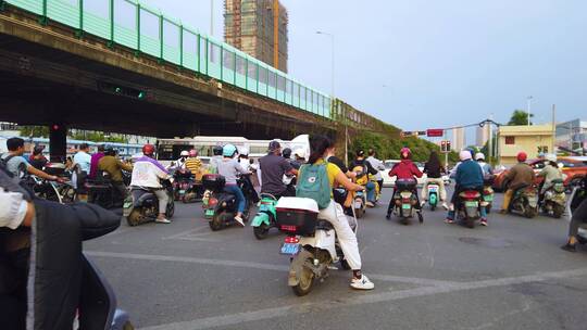 马路上骑电单车 骑行第一人称视角 街景