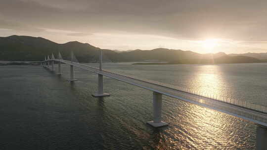 现代桥梁横跨蓝海，连接地中海国家的岛屿。