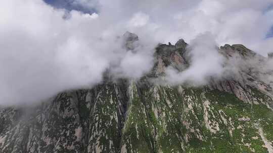 西藏山南地区雷热山