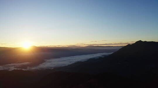 日出时的山川云雾