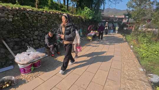 乡村小巷中的路边蔬菜摊位