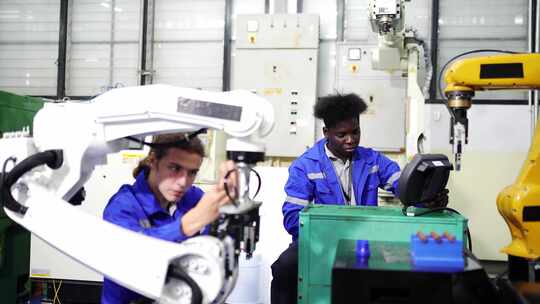 工程师在工厂检查自动武器机械焊接机器人的