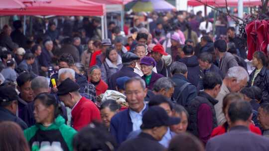 熙熙攘攘的人群-人口老年化-老年人娱乐