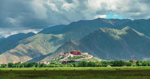 西藏拉萨拉鲁湿地布达拉宫背面夏日白天光影