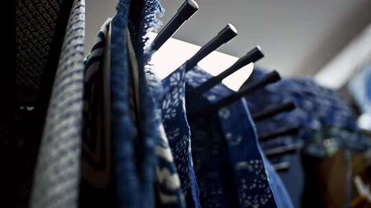 挂架上的各式纺织布料