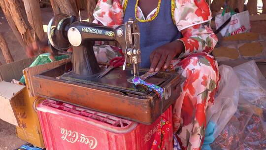 非洲妇女在操作缝纫机
