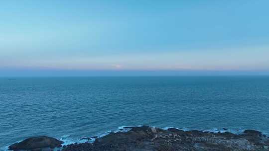 傍晚蓝色大海航拍飞向大海唯美晚霞海洋风景