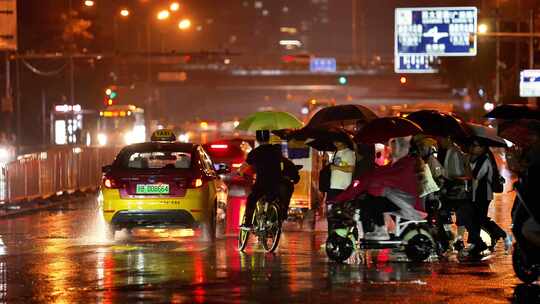 下雨夜晚城市奋斗人群车流