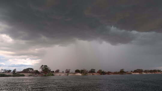 从一艘小船上看，赞比亚南部的一场夏季风暴带着雨和风接近酿酒厂