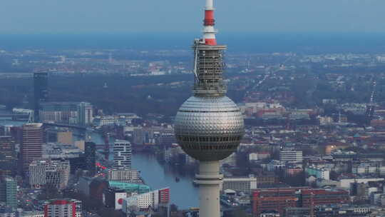 柏林电视塔标志性球体的详细航拍，城市景观