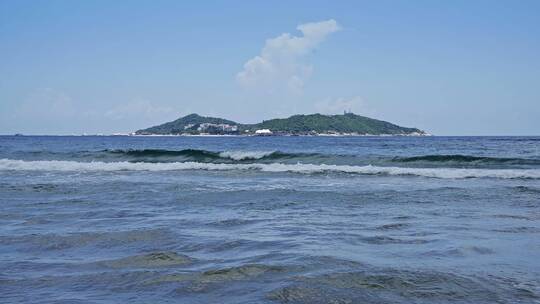 海洋沙滩上后浪推前浪