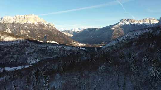 法国阿尔卑斯山的雪谷