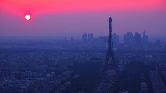 黄昏时刻的浪漫巴黎和埃菲尔铁塔