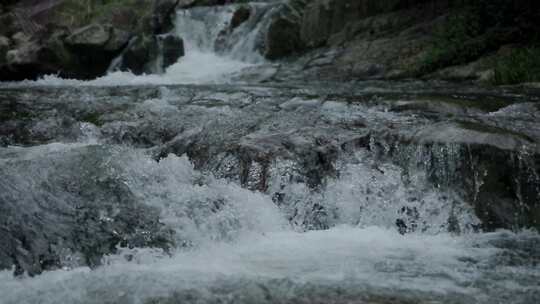 山涧河水溪流汇聚特写