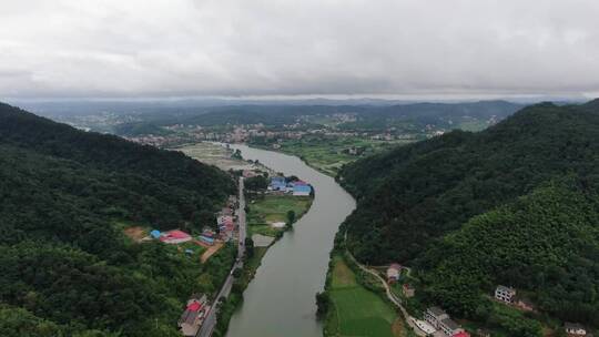 青山绿水雨雾缭绕